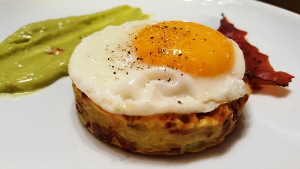 Tortino di patate con prosciutto croccante e uovo al burro