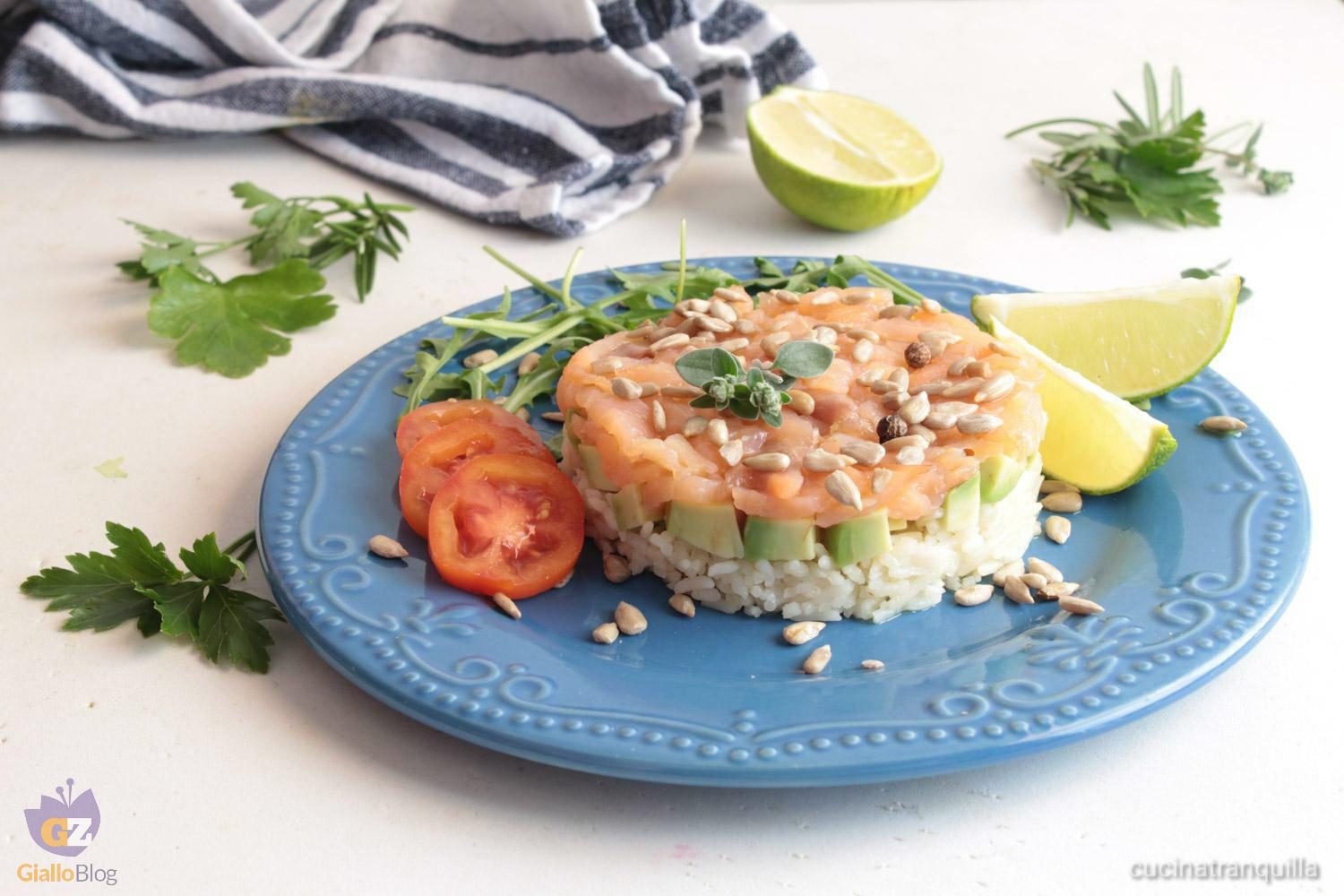 Tortino di riso basmati con salmone e avocado