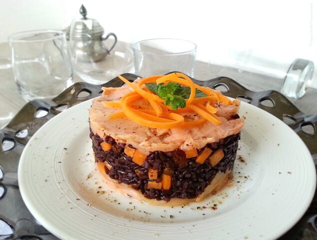 Tortino di riso venere e salmone affumicato