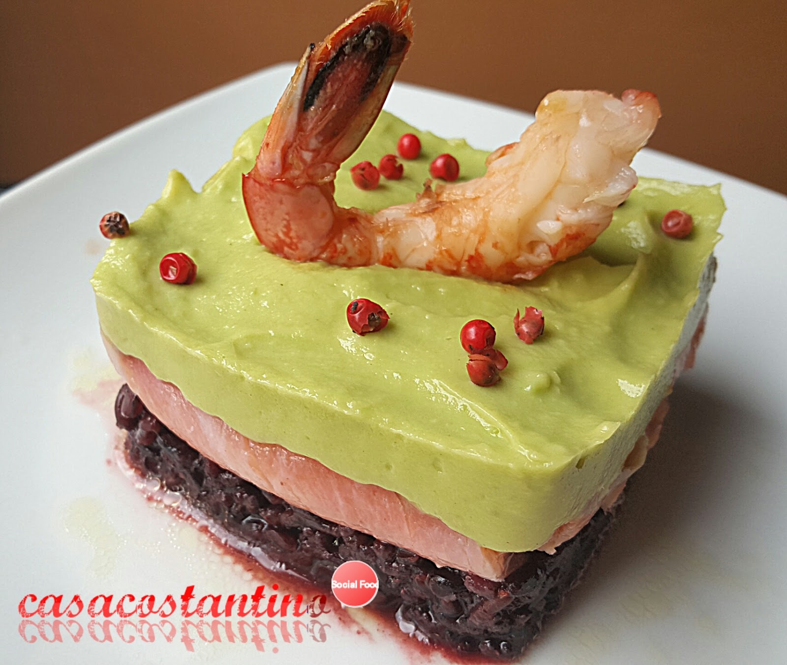 Tortino di salmone riso venere e crema di avocado