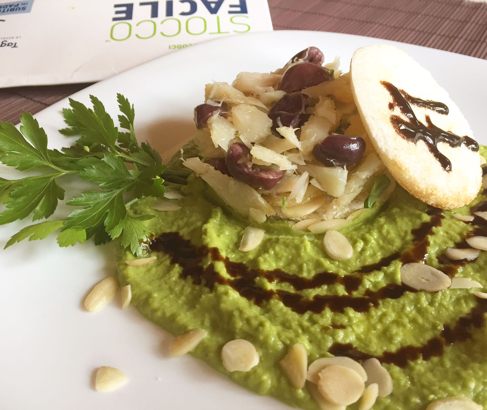 Tortino di stoccafisso, olive e mandorle con purea di piselli
