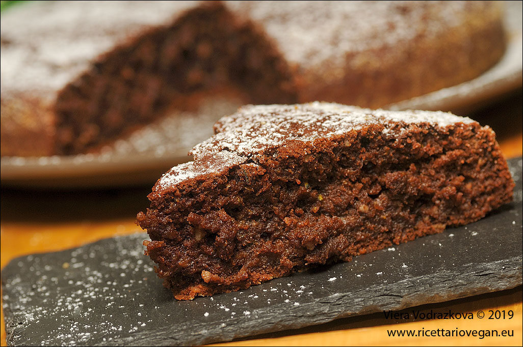 Tortino di zucchine, mandorle e cacao e optiliq