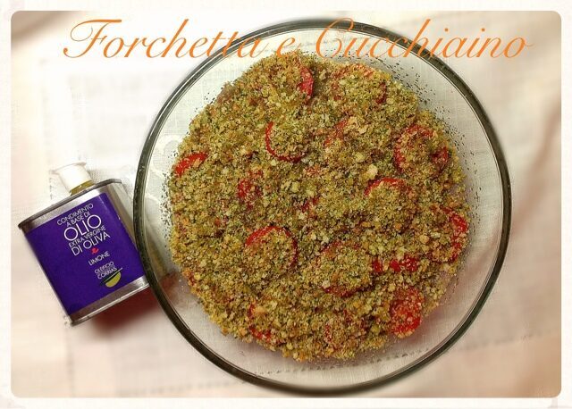 Tortino profumato con acciughe pomodori e olio corrias al limone