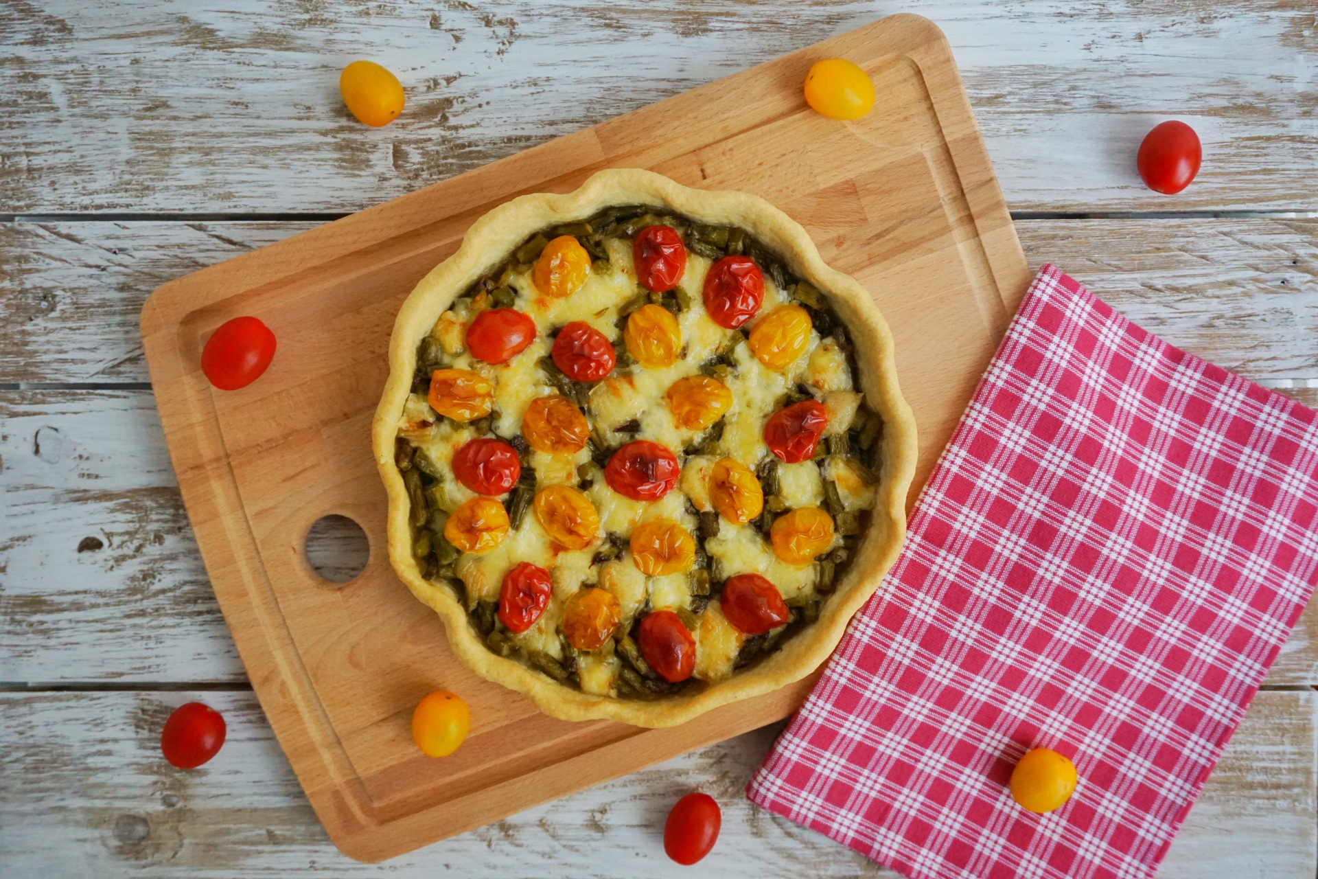 Tortino salato con asparagi e pomodorini