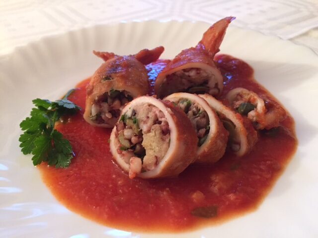 Totani ripieni in umido con olive e capperi