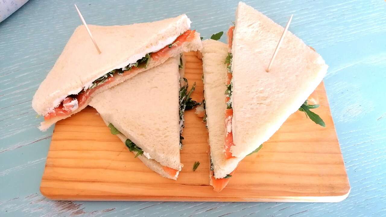 Tramezzini al salmone, philadelphia e rucola