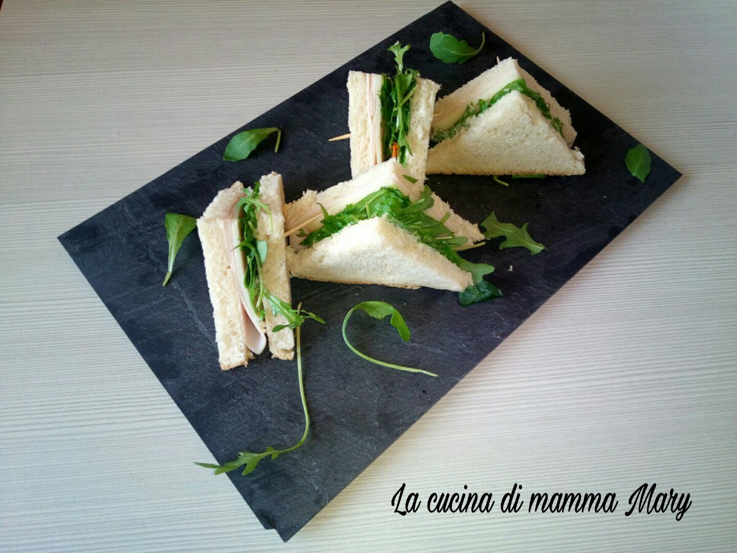 Tramezzini con petto di tacchino e rucola