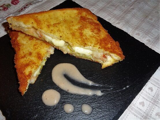 Tramezzini impanati e fritti con gamberi e porri