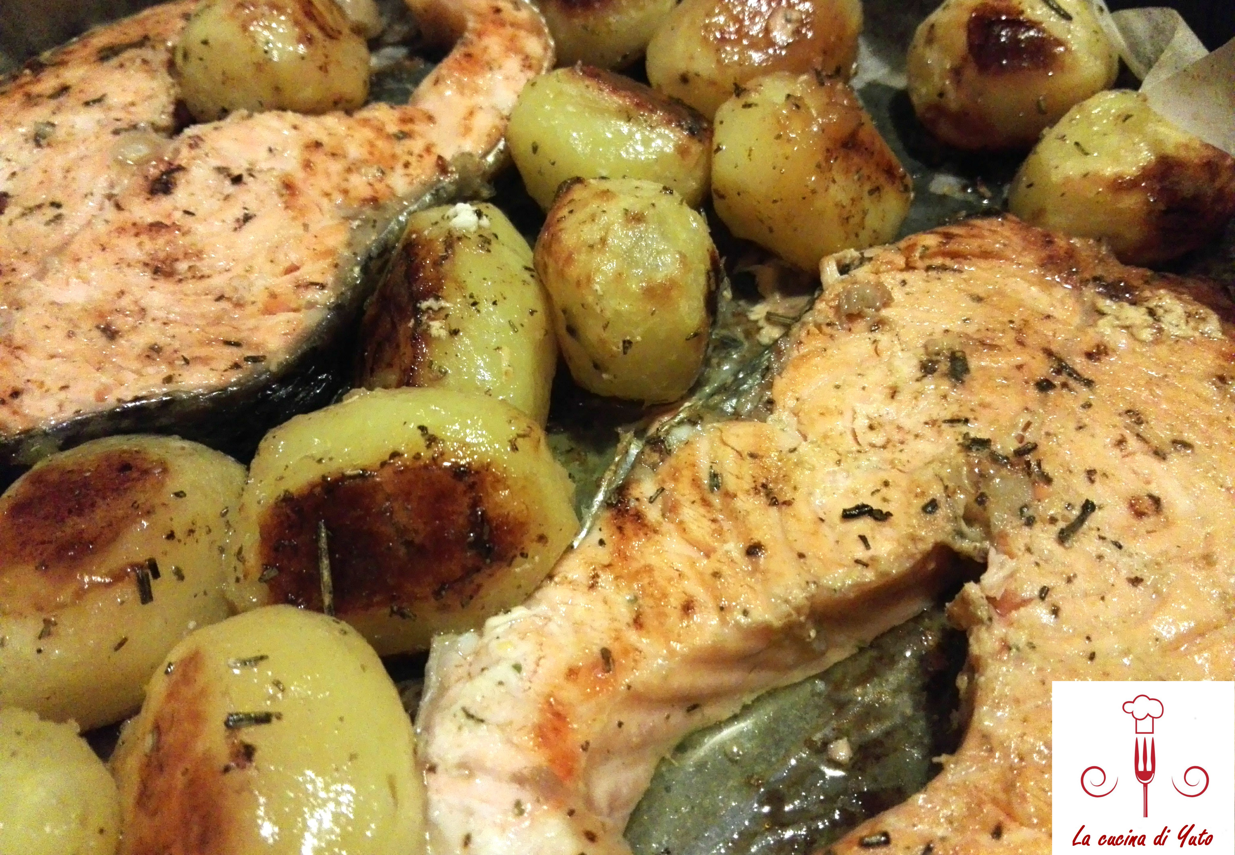Tranci di salmone al forno con patatine novelle