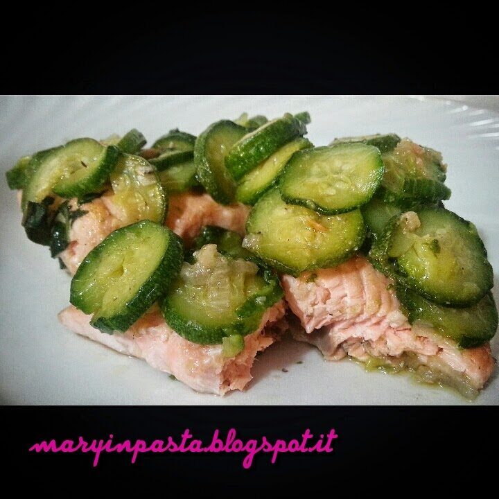 Tranci di salmone fresco con zucchine e scalogno al profumo di basilico