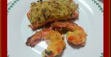 Tranci di salmone in crosta di purea di patate e gamberoni impanati al forno