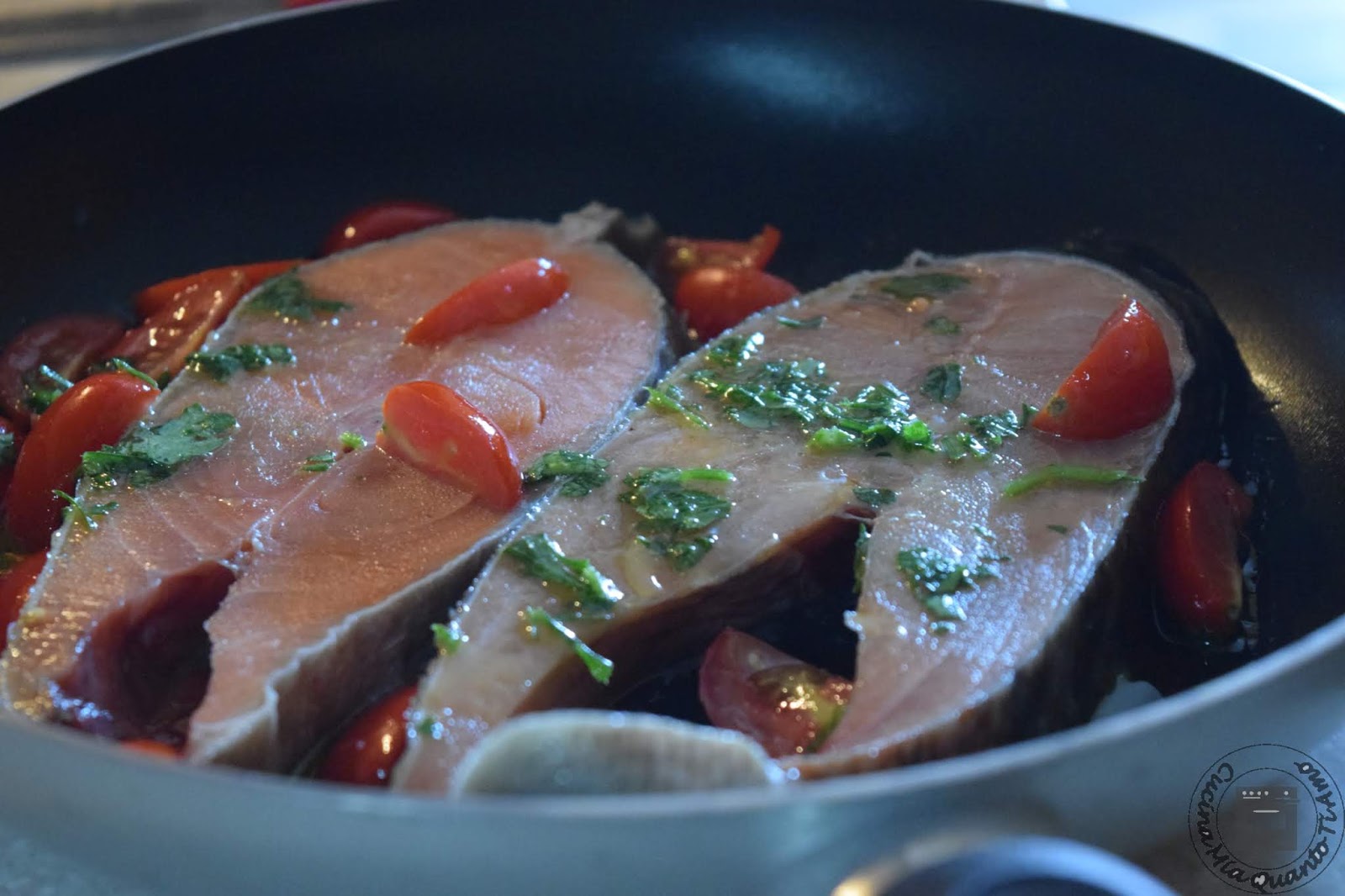 Tranci di salmone in padella con pomodorini e vino bianco