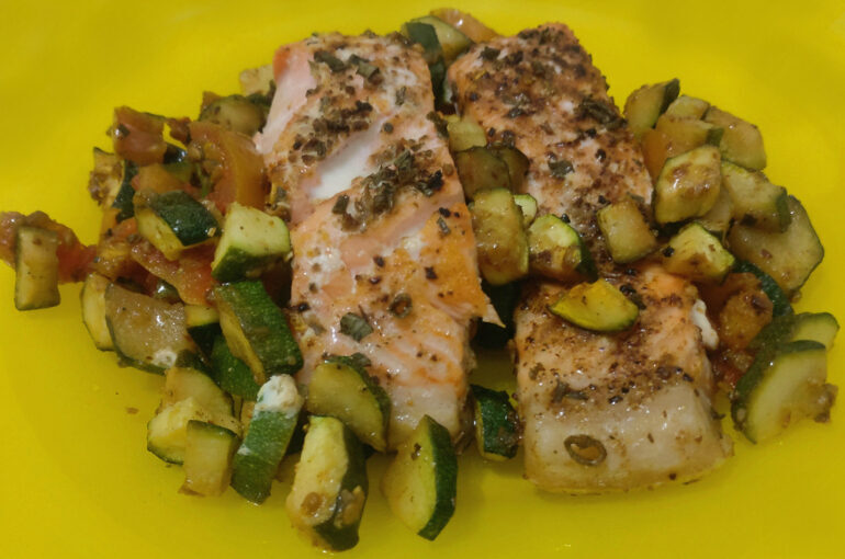 Trancio di salmone al forno con zucchine e pomodorini