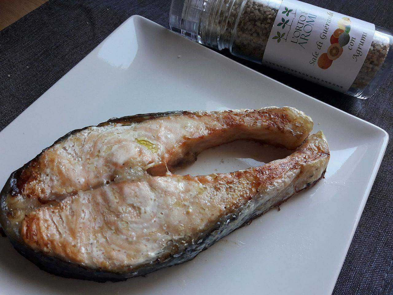 Trancio di salmone aromatizzato di sale con agrumi