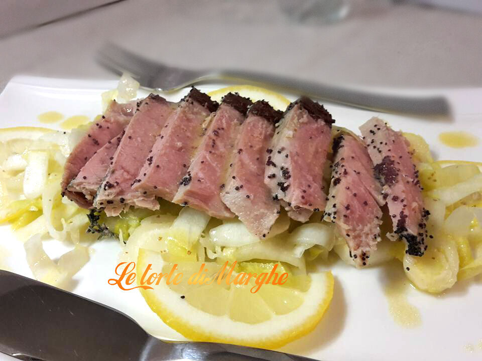 Trancio di tonno su letto di  insalata
