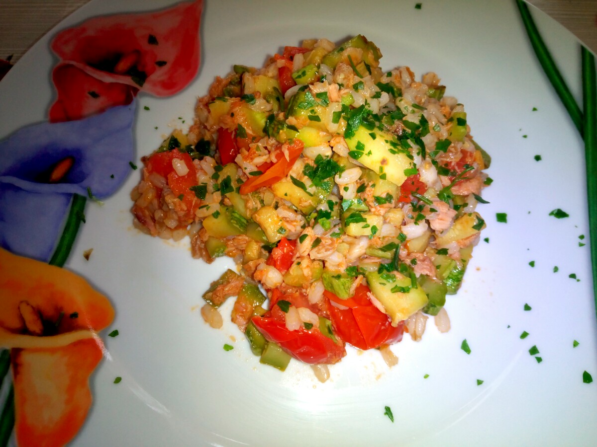 Tre cereali con zucchine pomodorini e tonno