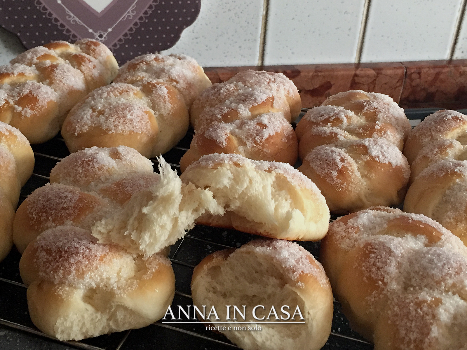 Trecce di brioche con lo zucchero