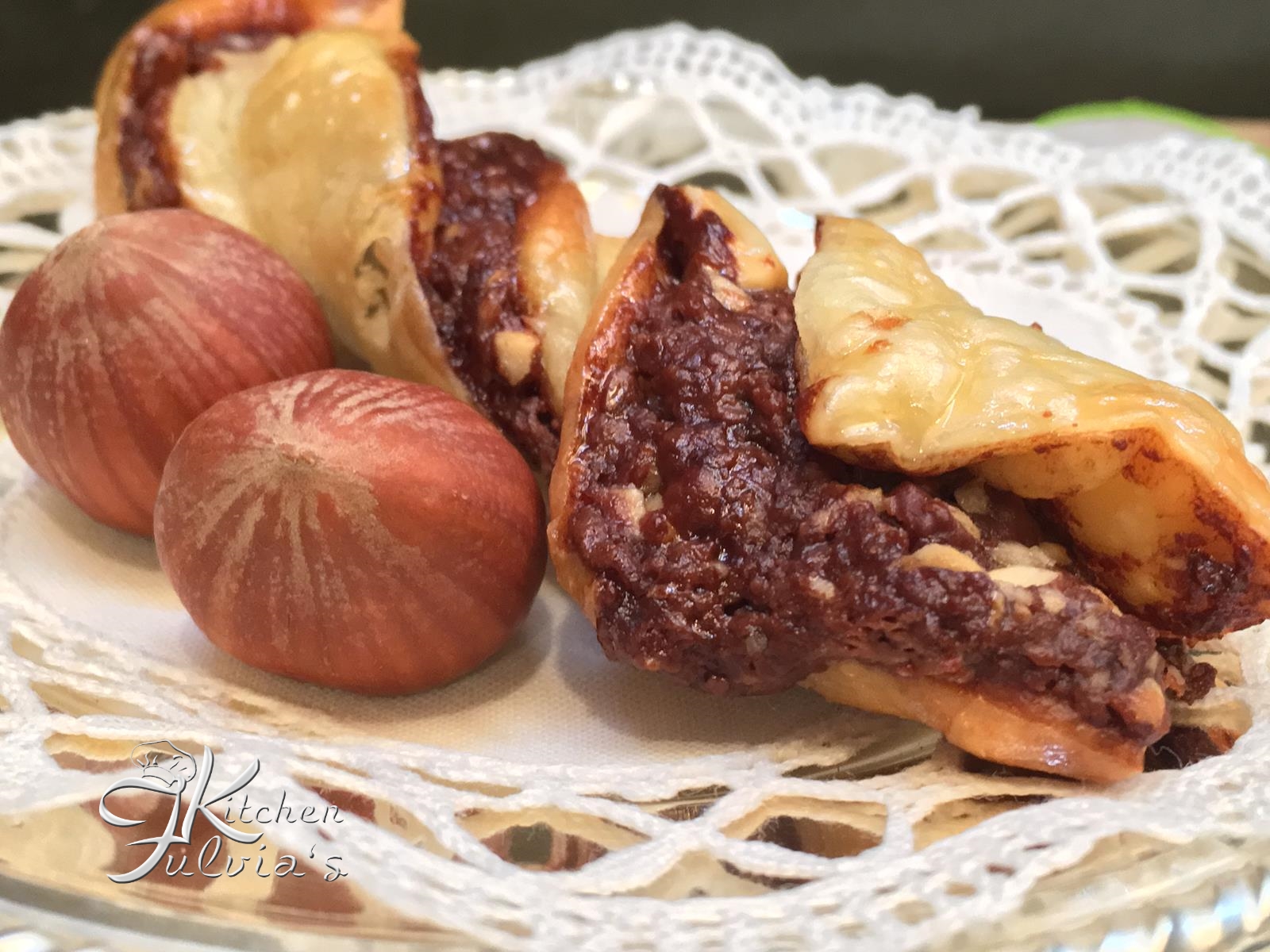 Trecce di brioche e sfoglia farcite con nutella e nocciole