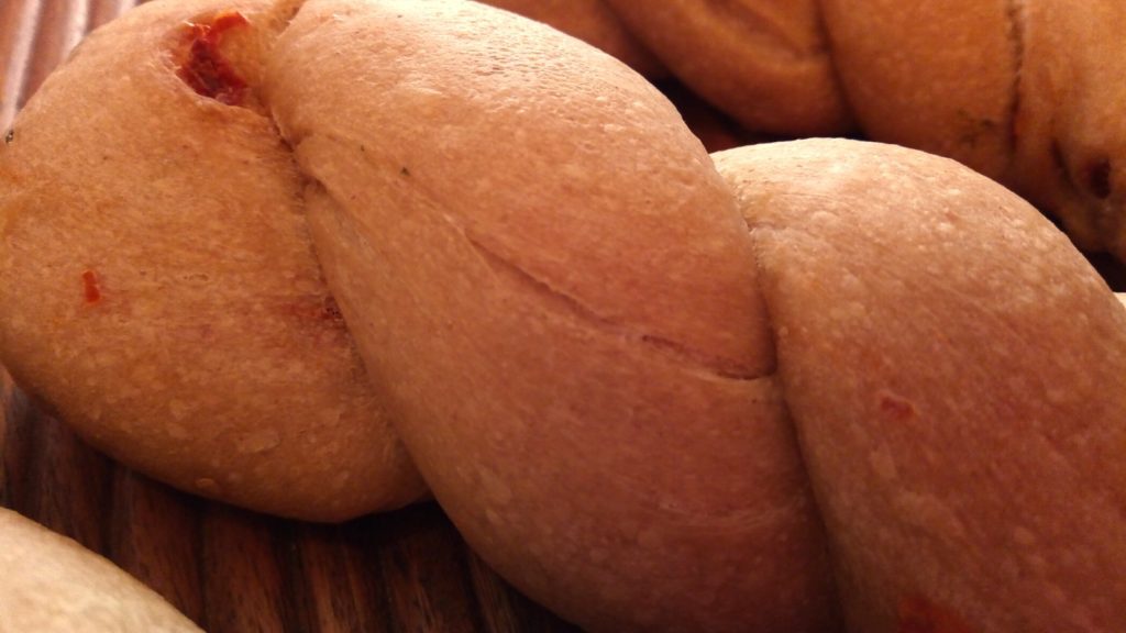 Trecce di pane alla mediterranea