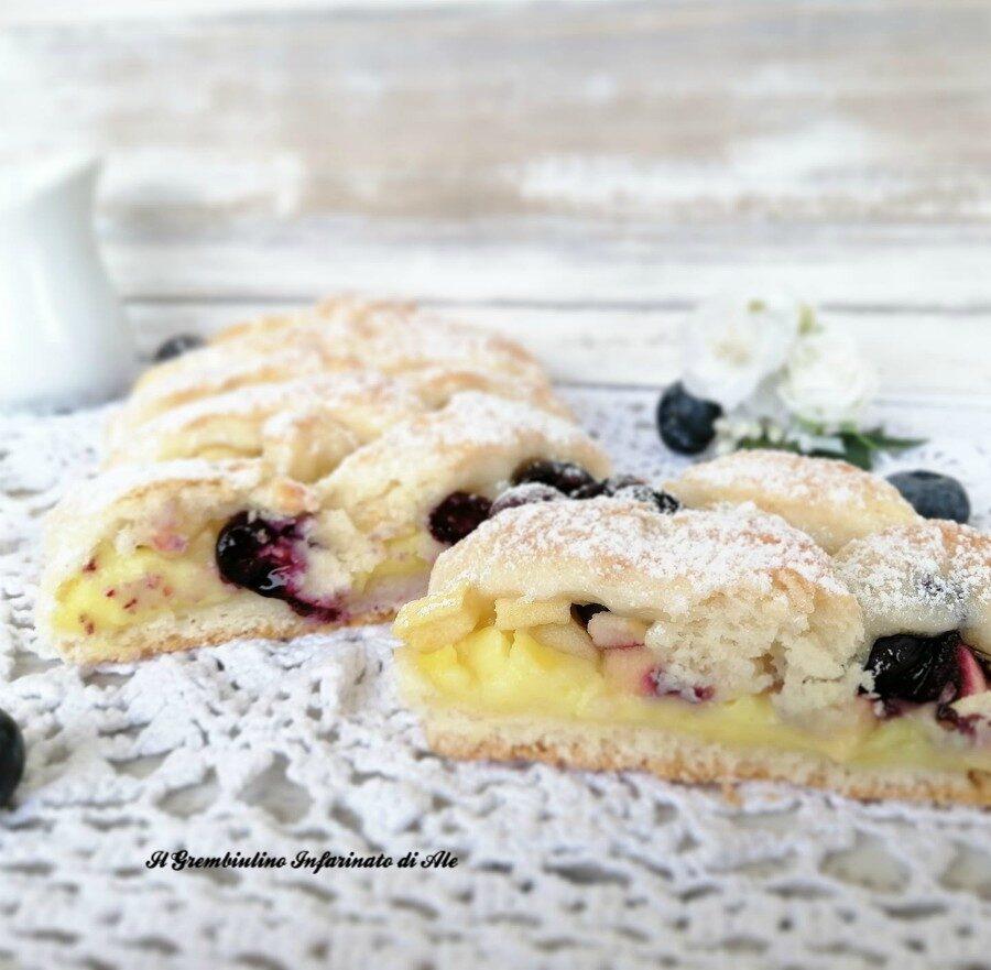 Treccia allo yogurt con crema e mirtilli