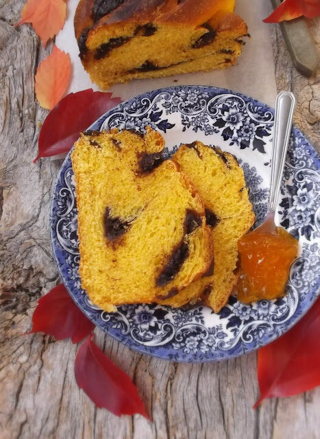 Treccia brioche alla zucca, cioccolato e amaretti al profumo d’arancia