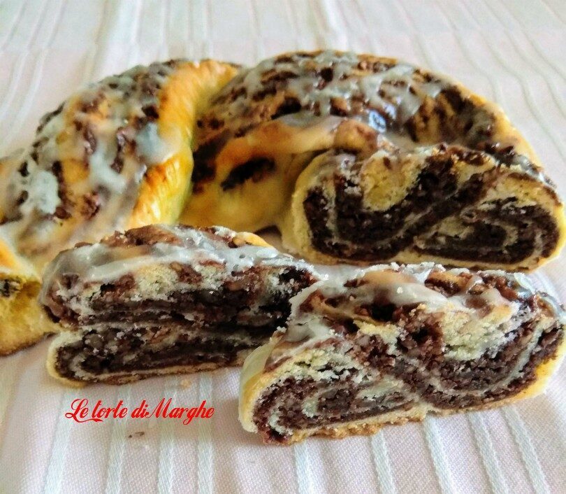 Treccia con ripieno di mandorle e nocciole