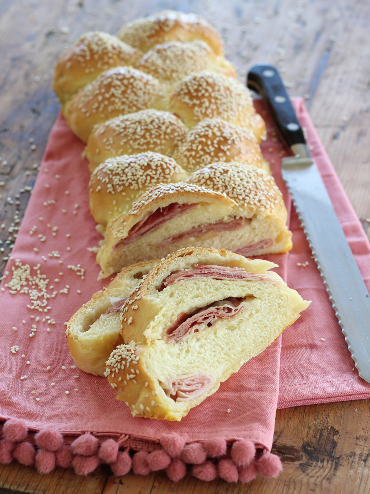 Treccia di brioche salata ripiena