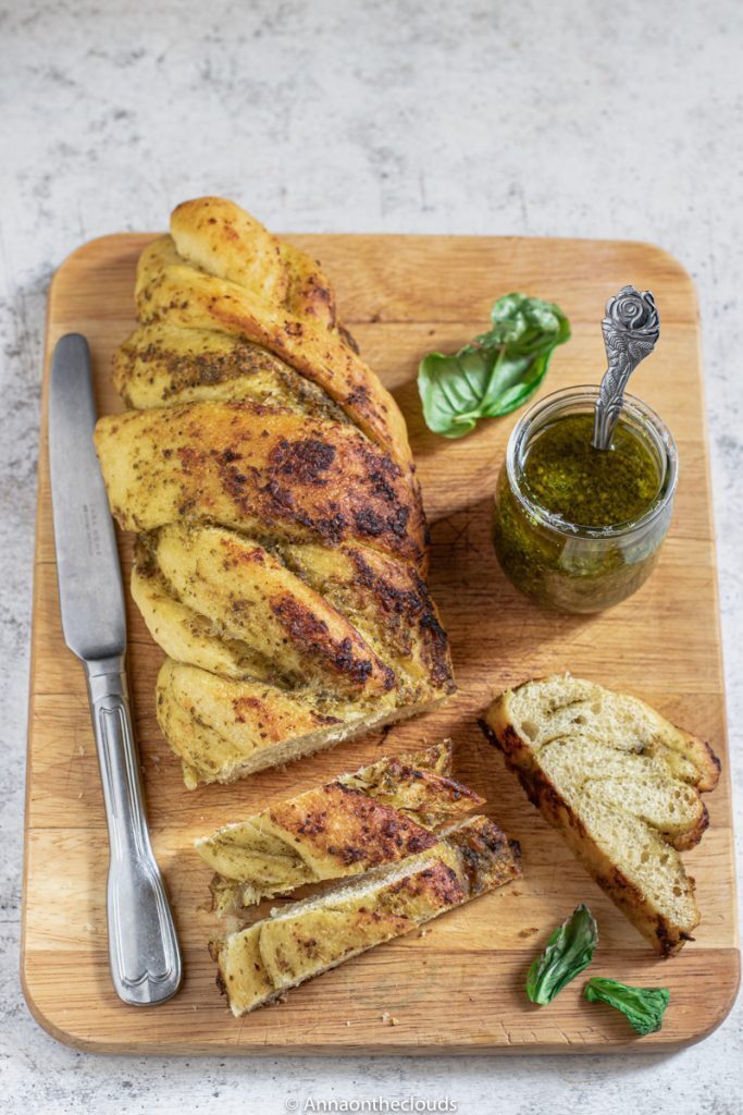 Treccia di pan brioche al pesto