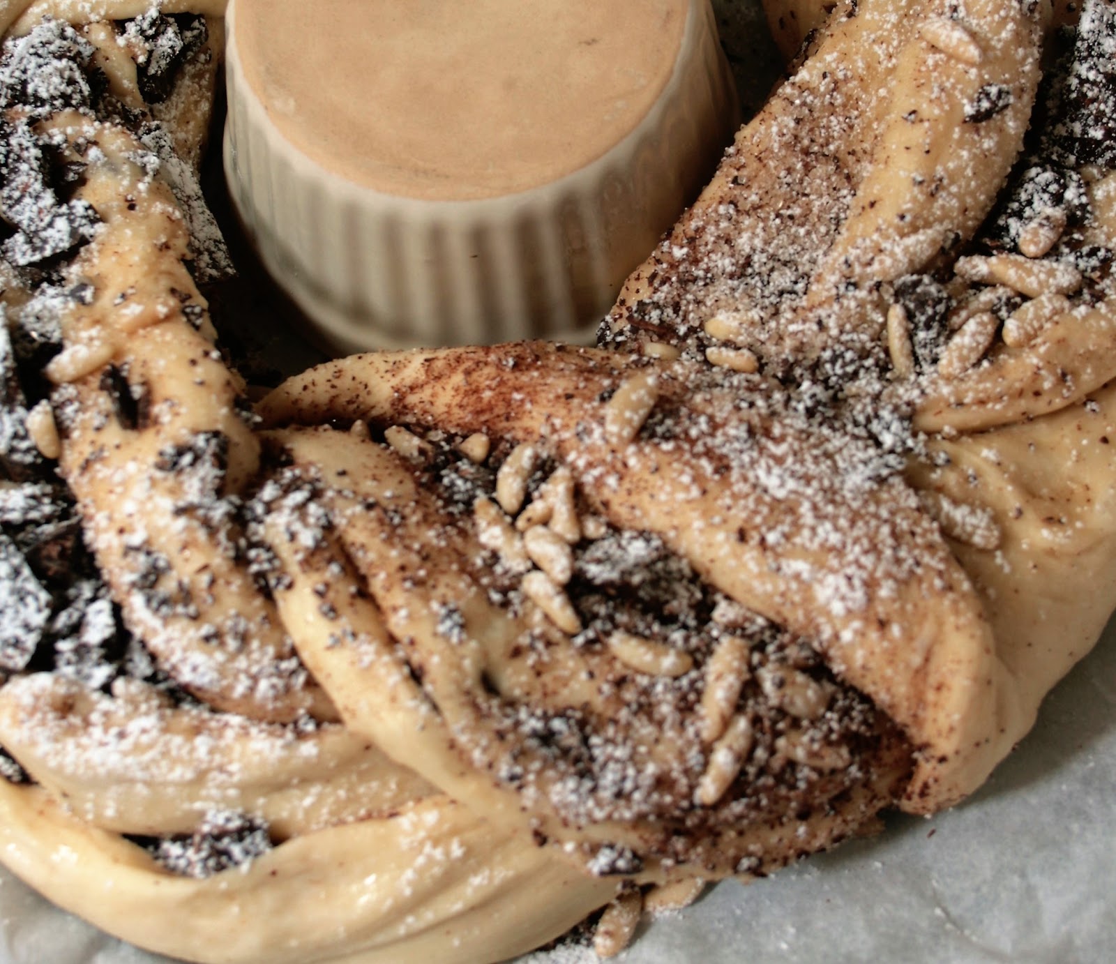 TRECCIA DI PAN BRIOCHE CON CIOCCOLATO E GLASSA