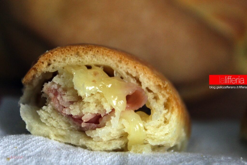 Treccia di pan brioche con prosciutto e scamorza affumicata
