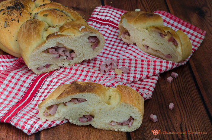 Treccia di pan brioche salata con prosciutto cotto e scamorza
