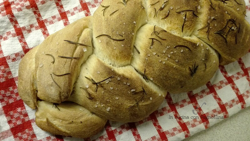 Treccia di pane aromatizzata