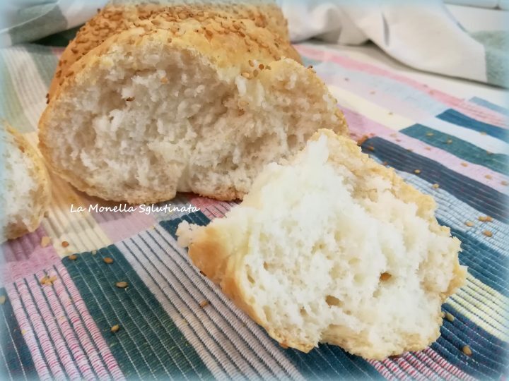 Treccia di pane con farina di riso e semi di sesamo