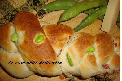 Treccia di pane con fave e salame