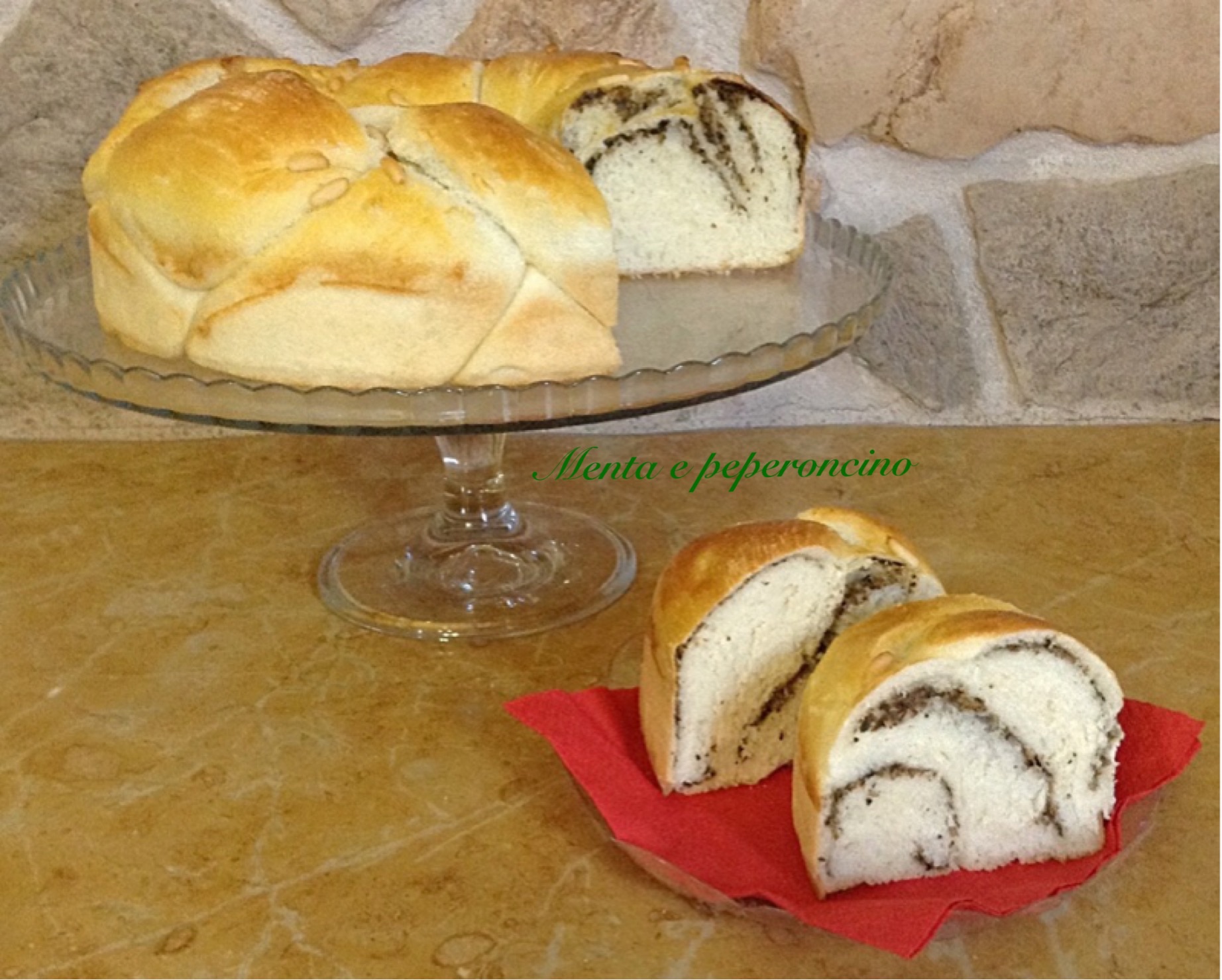 Treccia di pane con olive e pinoli