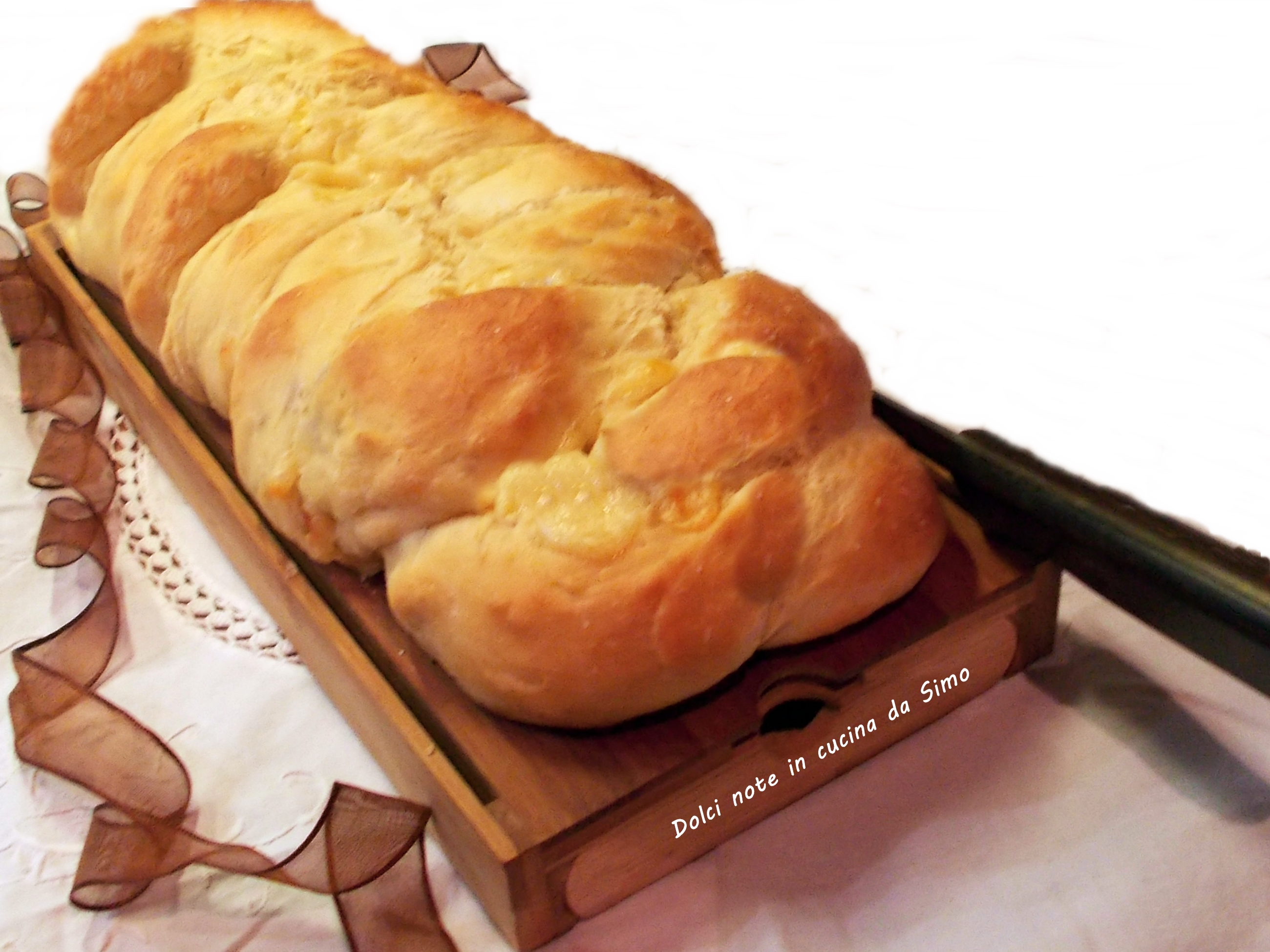 Treccia di pane farcita con salame e scamorza