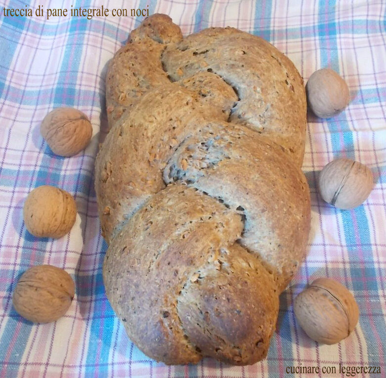 Treccia di pane integrale con noci e lievito madre