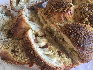 Treccia di pane poco dolce al pistacchio, con noci e uvetta
