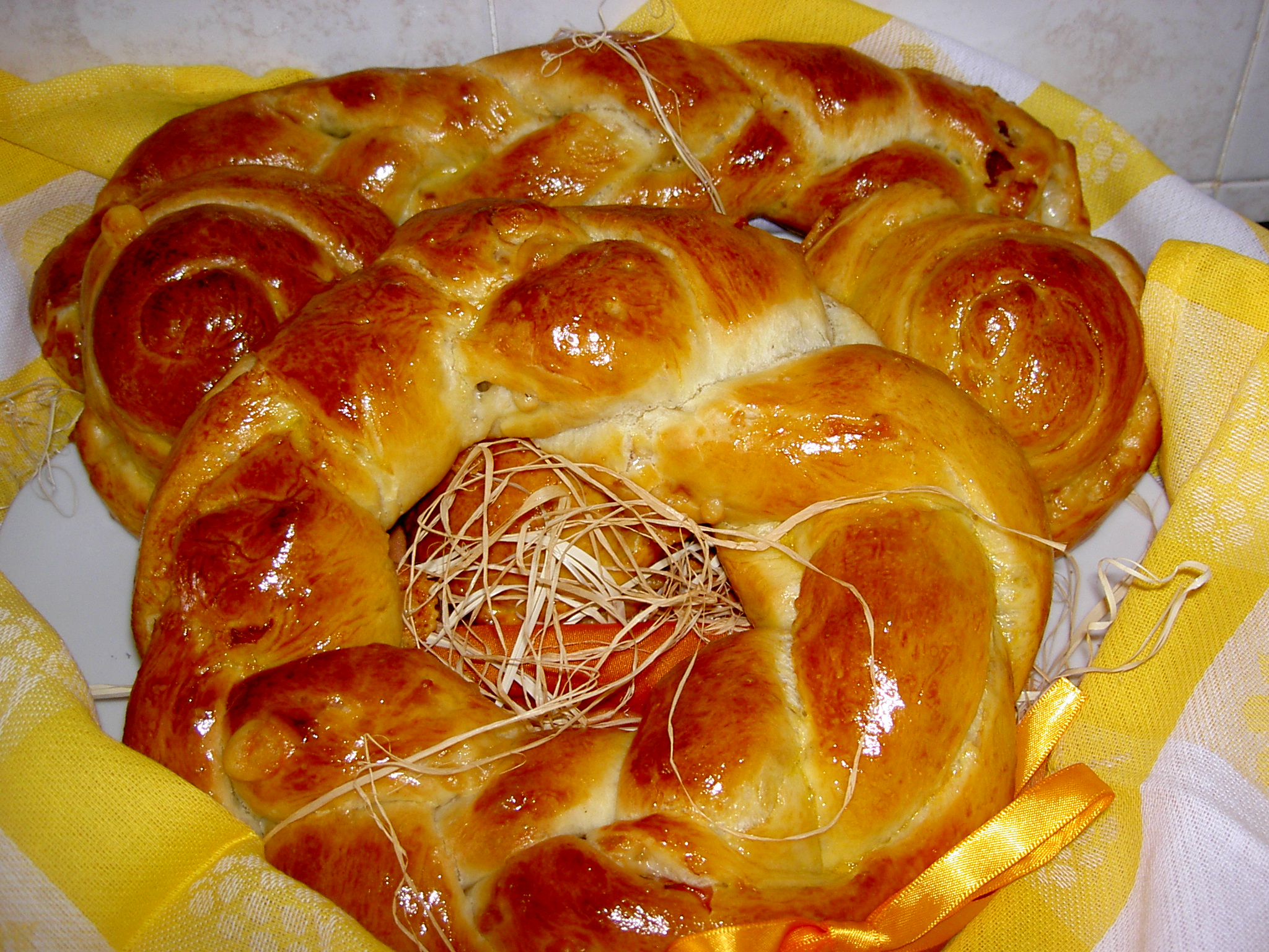 Treccia di pane speck e formaggio