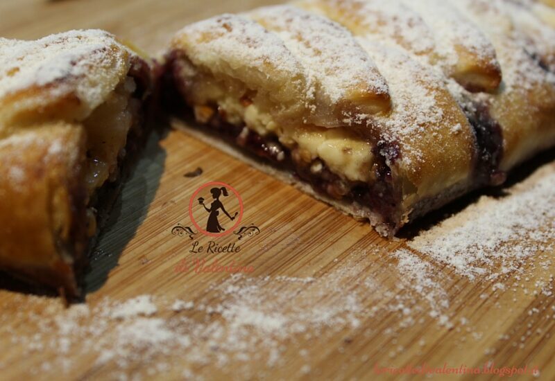 Treccia di sfoglia ai mirtilli e cioccolato bianco nocciolato.