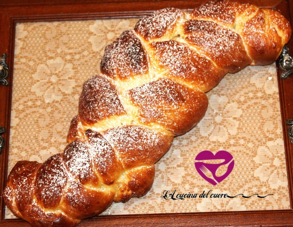 TRECCIA DOLCE CON SALSA DI CILIEGIE
