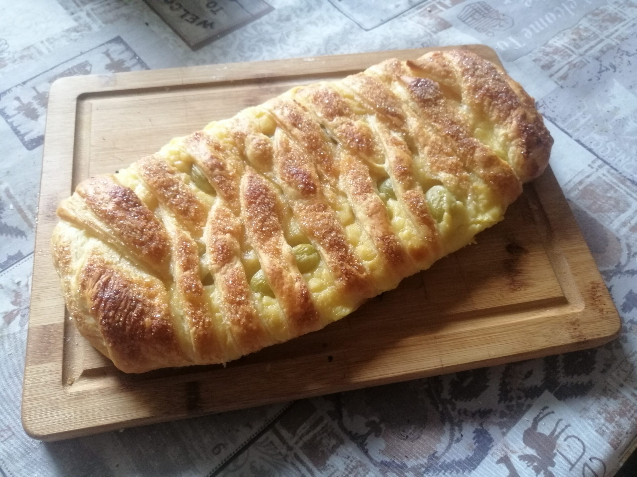 Treccia dolce di pasta sfoglia farcita