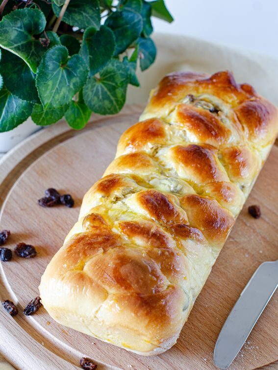 Treccia lievitata 4 capi con farcitura di uvetta