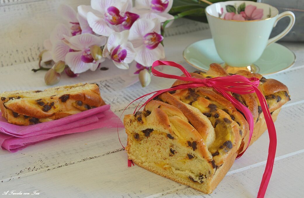 Treccia morbida con crema e gocce di cioccolato tipo torta angelica