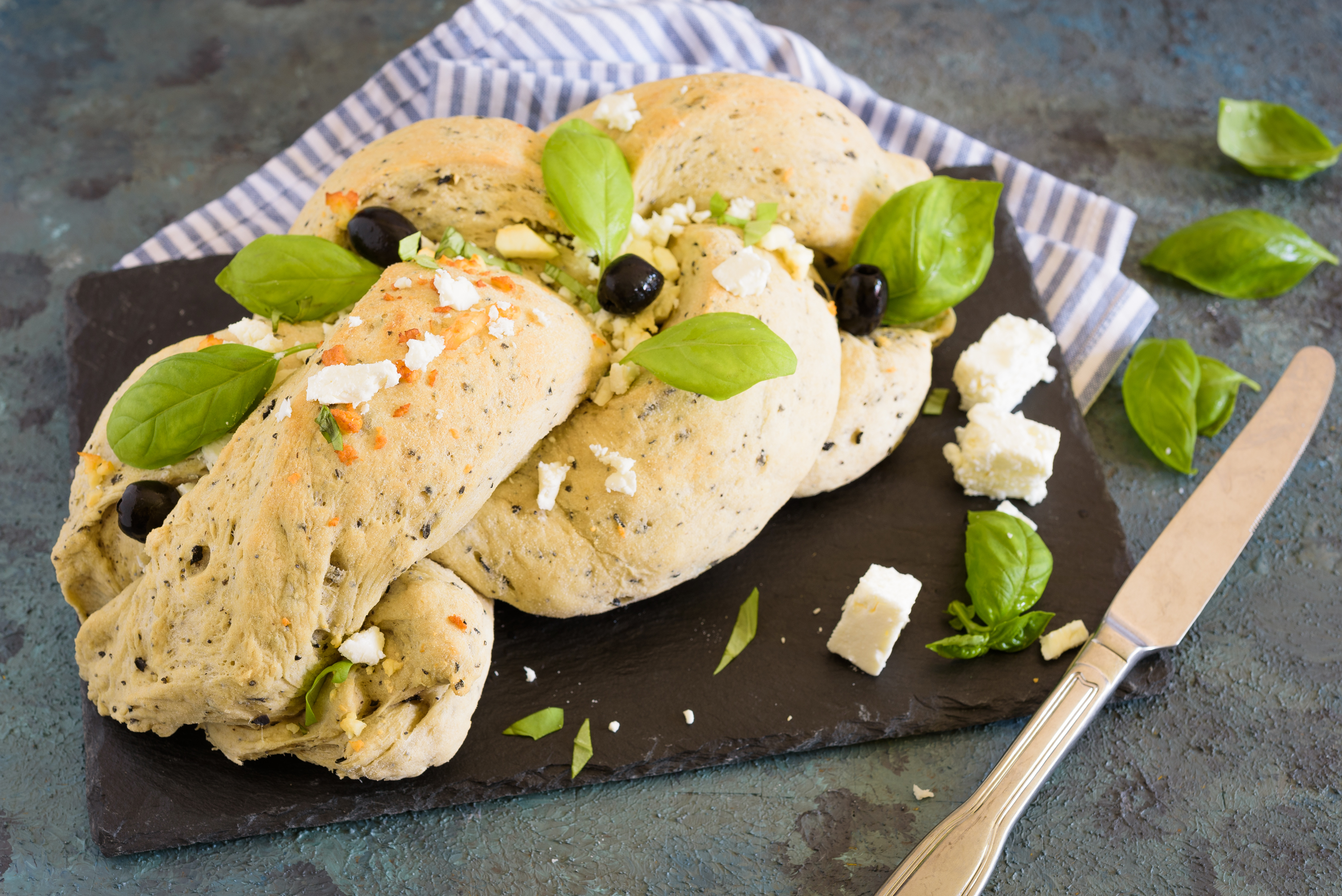 Treccia salata con olive, basilico e feta