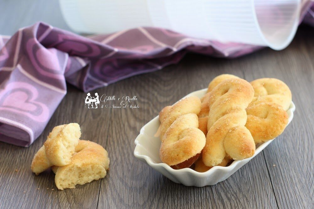 Treccine alla ricotta, biscotti soffici senza uova, burro e olio