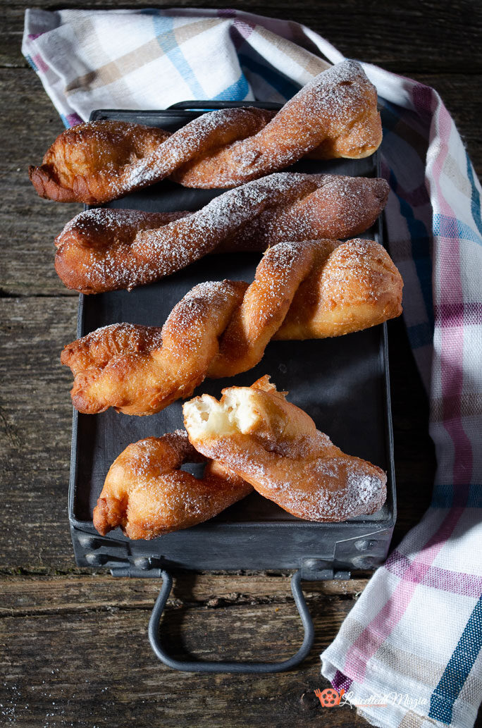 Treccine di carnevale fritte