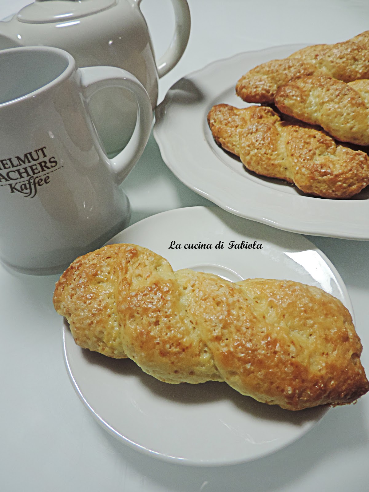 Treccine di ricotta senza burro e uova ( 3 anni del blog )
