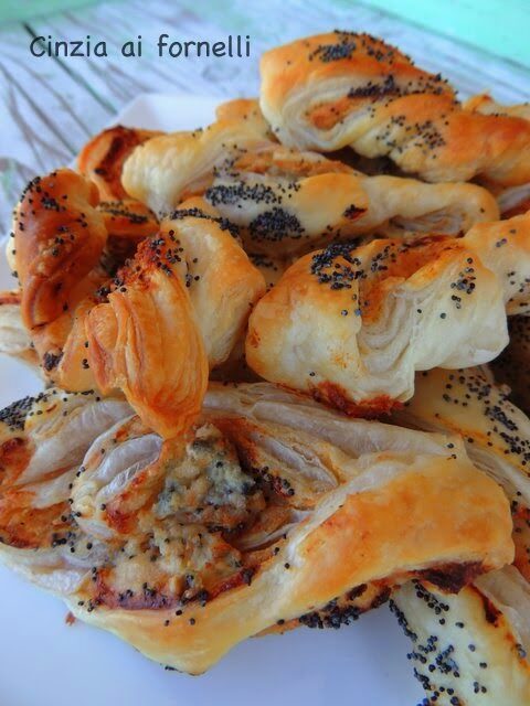 Treccine di sfoglia paprika e roquefort