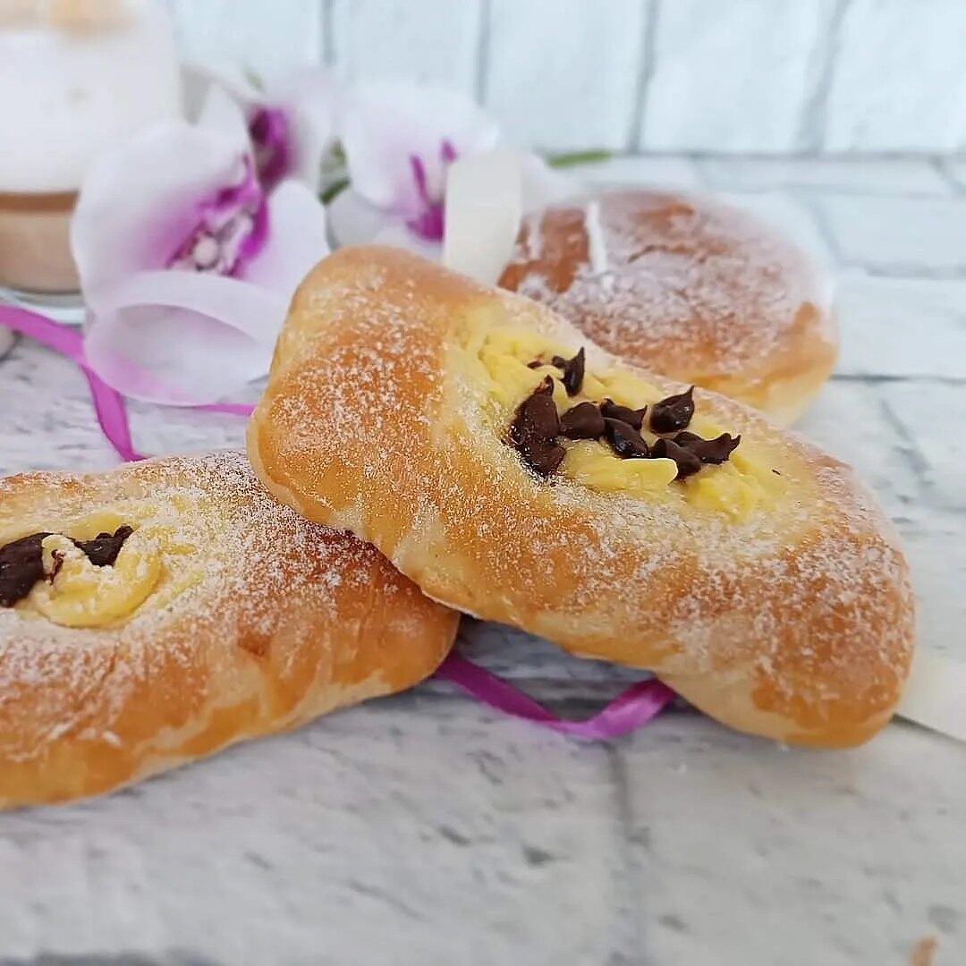 Treccine lievitate alla crema pasticcera